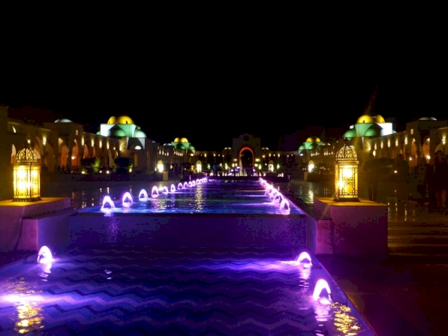 Hotel in Aegypten angeleuchtet bei Nacht 
