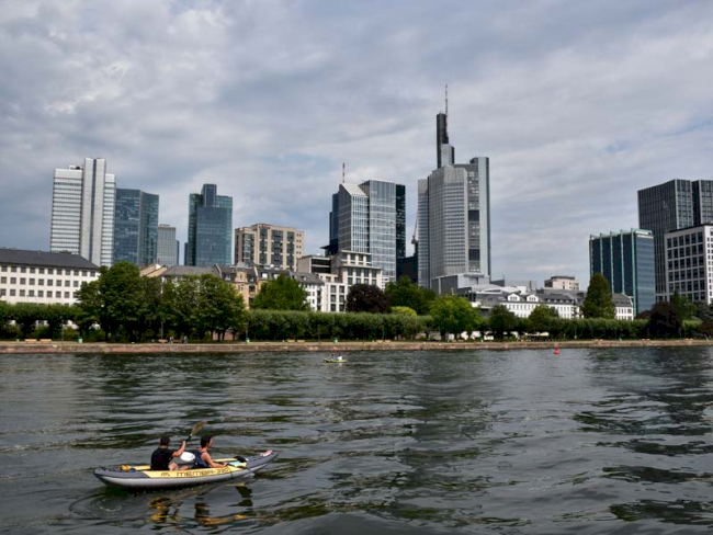 Kanu auf dem Main mit Frankfurter Skyline im Hintergrund