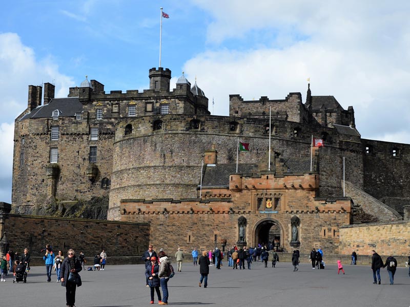 Vor dem Edinburgh Castle Studienreisen