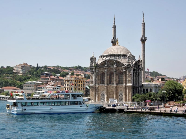 Schiff auf dem Bosporus mit Moschee