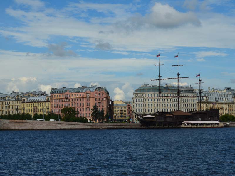 St Petersburg vom Wasser