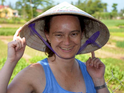 Mareike Sewing in Vietnam mit Vietnamhut