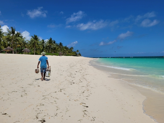 Strandspaziergänger am Meer